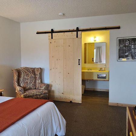 Warden Inn Deer Lodge Exterior photo
