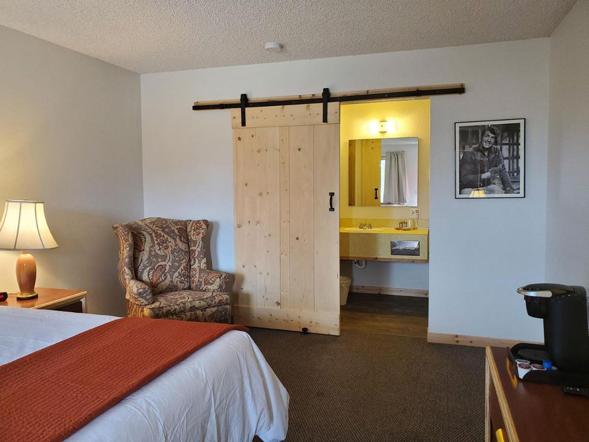 Warden Inn Deer Lodge Exterior photo